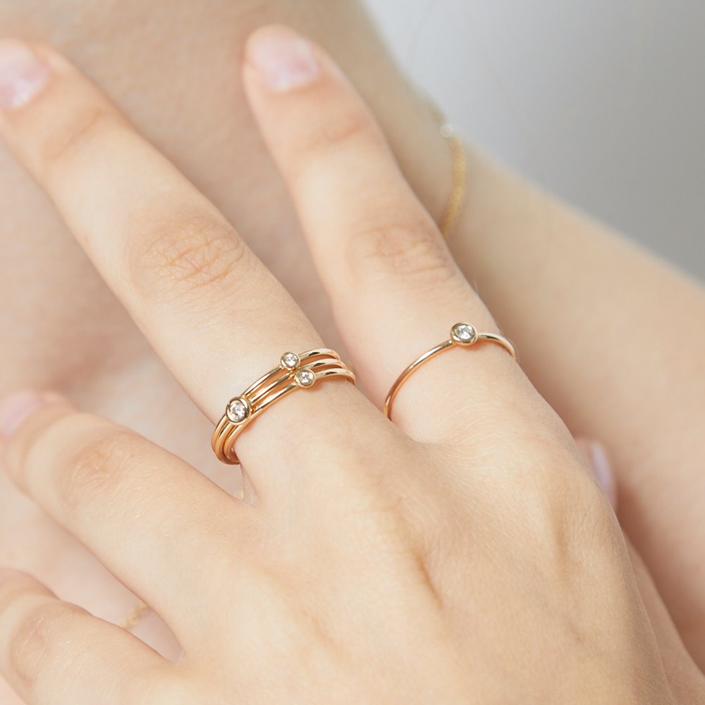 Wedding Band in Rose Gold with Fifteen Small Diamonds | KLENOTA